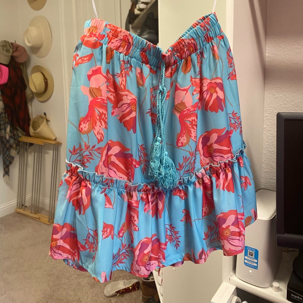 Flowy mini skirt